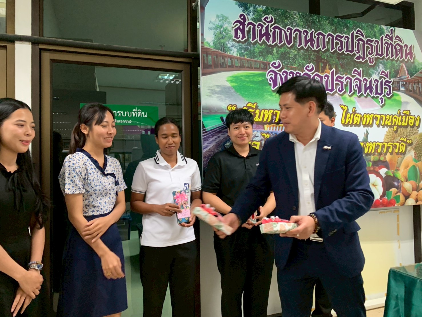 title - วันที่ 9 มิถุนายน 2569 นายวิทูล ประดิษฐบุญ ปฏิรูปที่ดินจังหวัดปราจีนบุรี ได้มอบนโยบาย ของรัฐมนตรีช่วยว่าการกระทรวงเกษตรและสหกรณ์ พร้อมทั้งชี้แจงแนวทางการปฏิบัติงาน แก่บุคลากรในสังกัด โดยได้ร่วมรับฟังปัญหา อุปสรรค และหารือแนวทางการขับเคลื่อนภารกิจตามแผนงานและโครงการประจำปีงบประมาณ พ.ศ. 2569